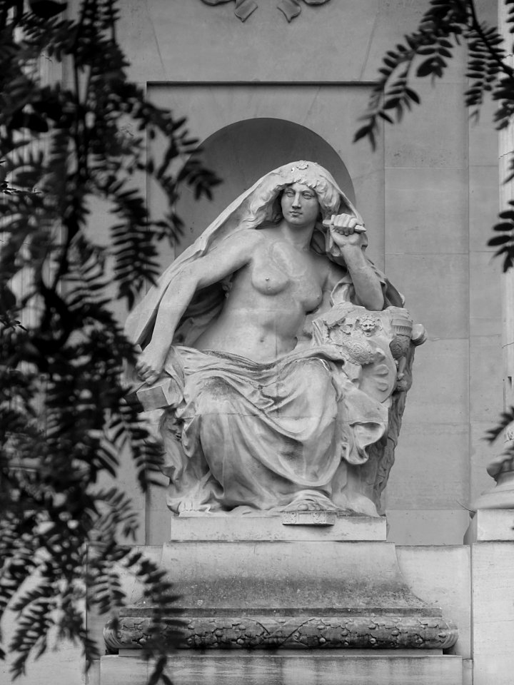 Un détail de la façade principale du Grand Palais, à Paris…