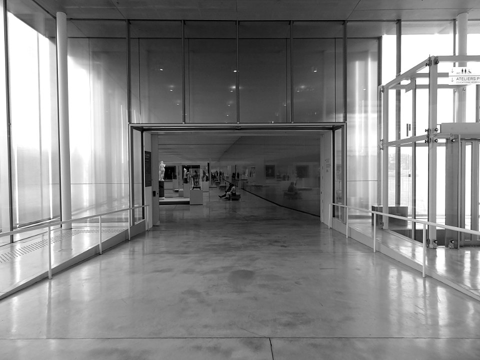 Louvre Lens : la Grande galerie vue du Pavillon de verre.
