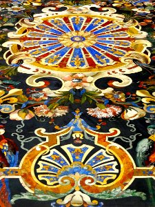 Détail d'un plateau de table en mosaïque de marbres et pie…