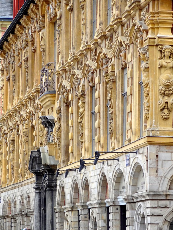 Une façade de la Vieille Bourse de Lille.