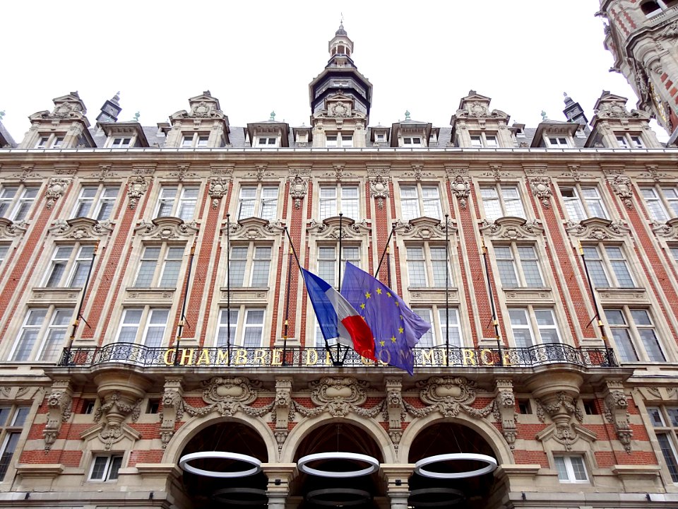 Une vue de la façade principale de la Chambre de Commerce …
