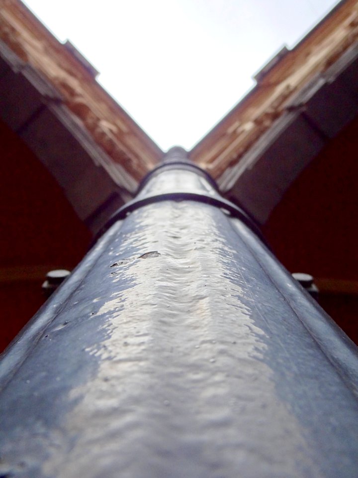 Vue en contre-plongée d'une gouttière de la cour intérieur…