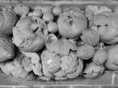 Détail du décor sculpté de l'une des galeries de la Vieill…