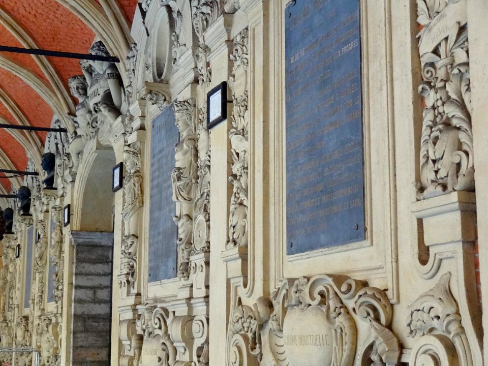 Détail du décor sculpté de l'une des galeries de la Vieill…