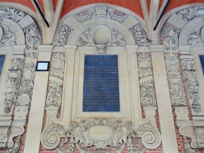 Détail du décor sculpté de l'une des galeries de la Vieill…