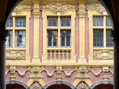 Vue de l'une des façades donnant sur la cour intérieure de…