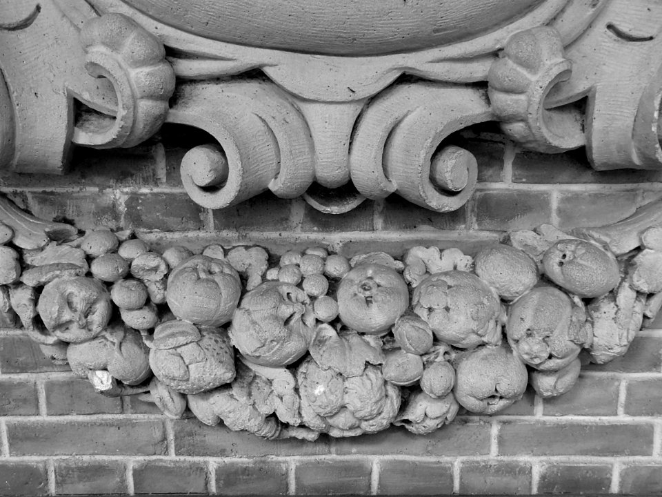 Détail du décor sculpté de l'une des galeries de la Vieill…