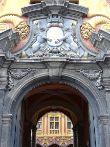 Vue d'une portail de la Vieille bourse et d'une façade don…