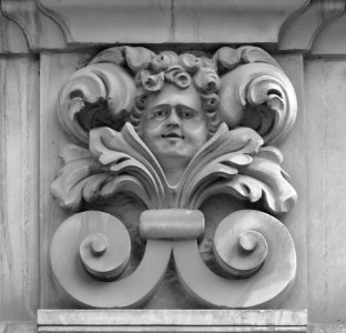 Détail de la façade d'un immeuble de Lille.