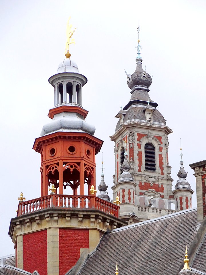 A Lille, le campanile de la Vieille bourse et le beffroi d…