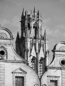 Une vue du clocher de l'église Saint Jean-Baptiste d'Arras…