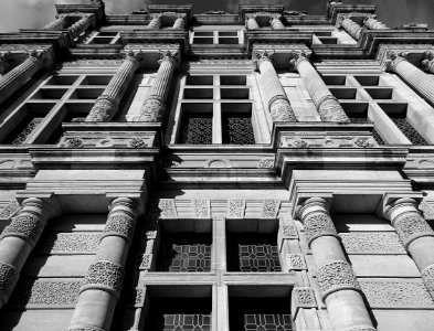 Vue partielle d'une façade de l'hôtel de ville d'Arras.