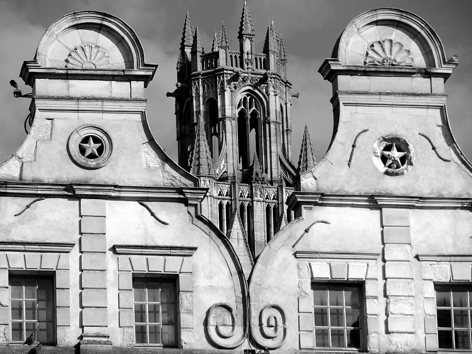 Une vue du clocher de l'église Saint Jean-Baptiste d'Arras…