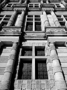 Vue partielle d'une façade de l'hôtel de ville d'Arras.