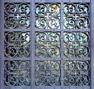 Détail d'une porte de l'hôtel de ville d'Arras.