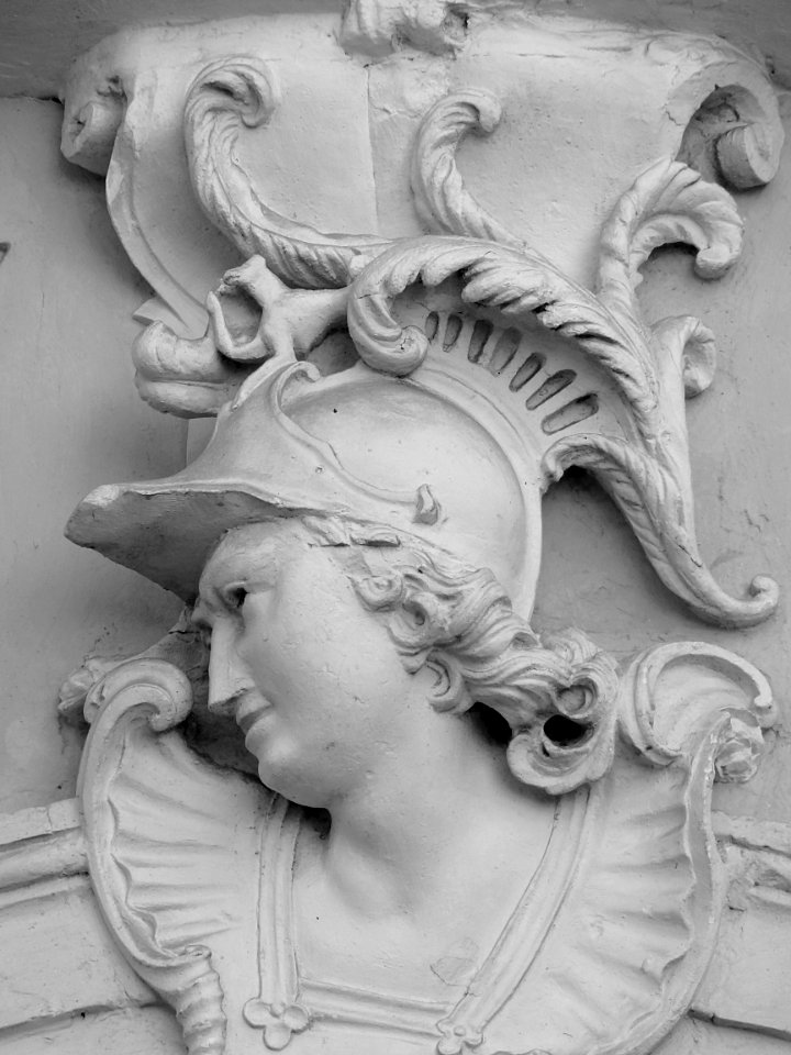 L'un des mascarons ornant les façades sur cour de l'hôtel …