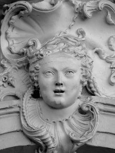 L'un des mascarons ornant les façades sur cour de l'hôtel …