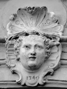 L'un des mascarons ornant les façades sur cour de l'hôtel …