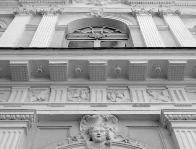 Détail de la façade principale sur cour de l'hôtel de Guin…