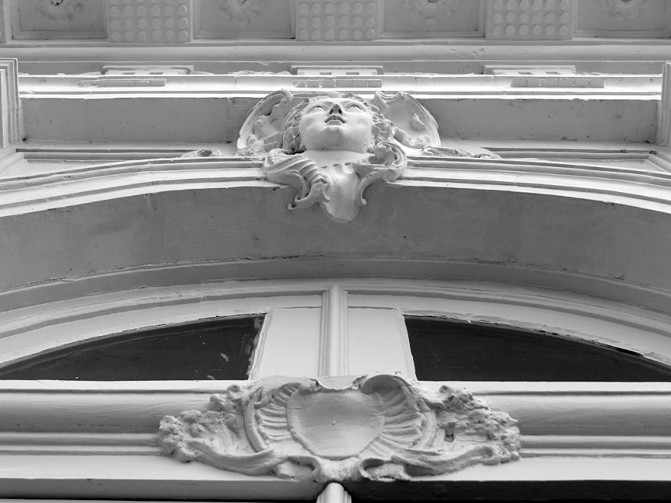 Détail de la façade principale sur cour de l'hôtel de Guin…