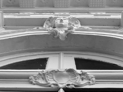 Détail de la façade principale sur cour de l'hôtel de Guin…
