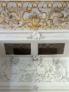 Détail du décor d'un salon de l'hôtel de Guines, à Arras.