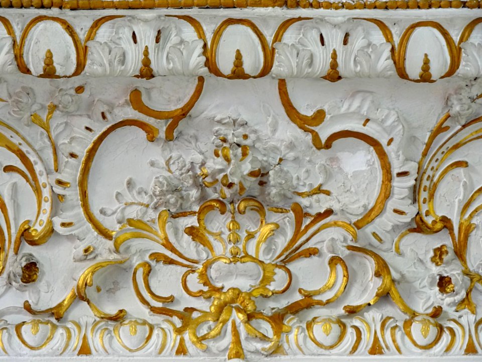 Détail des stucs d'un salon de l'hôtel de Guines, à Arras.…