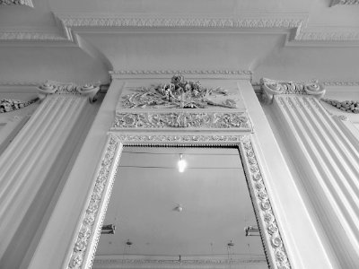 Dans un salon de l'hôtel de Guines, à Arras.