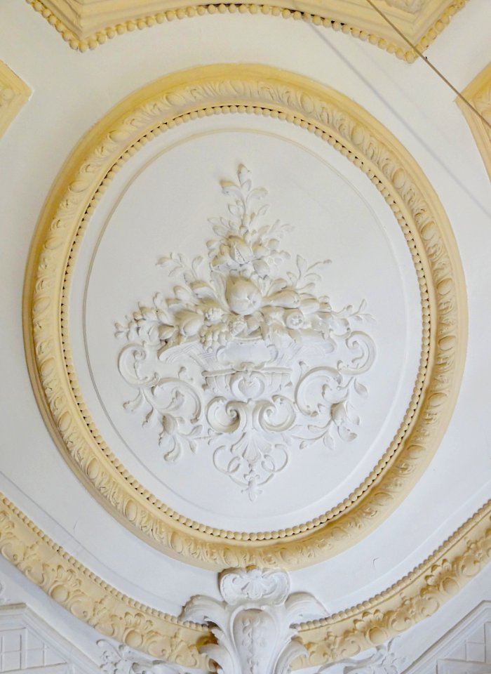 Détail d'un plafond de l'hôtel de Guines, à Arras.