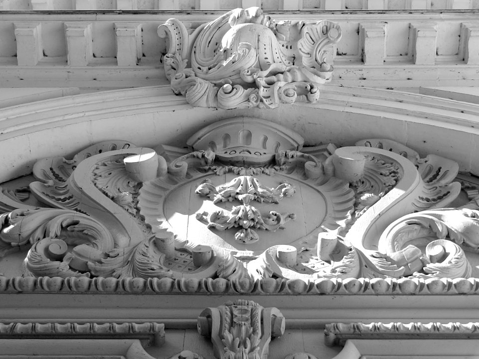 Détail du portail de l'hôtel de Guines, à Arras.