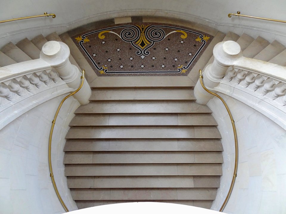 Détail de l'un de deux escaliers en rotonde du palais des …