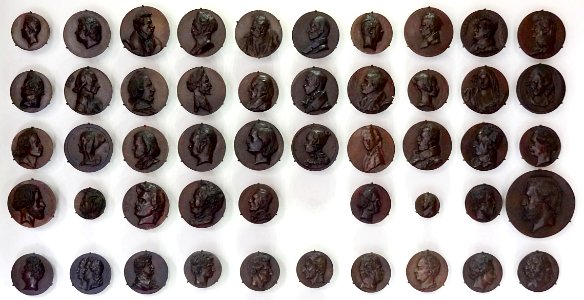 Une collection de médaillons exposés au palais des beaux-a…