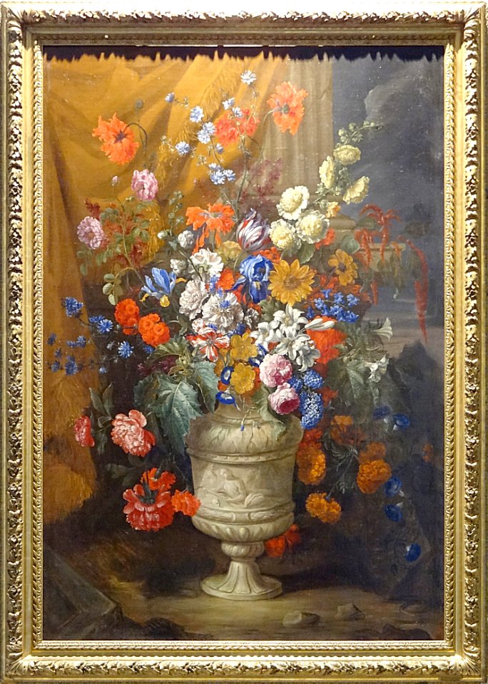 "Vase orné de fleurs ; dans le fond, un drapé et une colon…