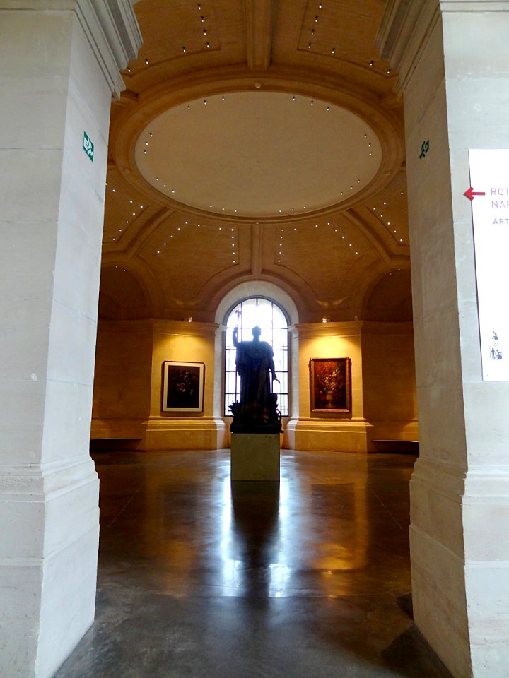 Au palais des beaux-arts de Lille, la statue représentant …