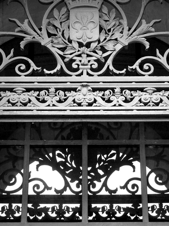 Un détail de l'entrée principale du palais des beaux-arts …