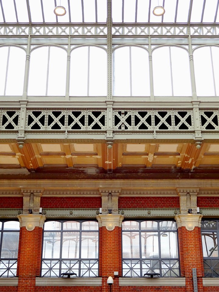 Dans le hall de la gare de Lille Flandres.