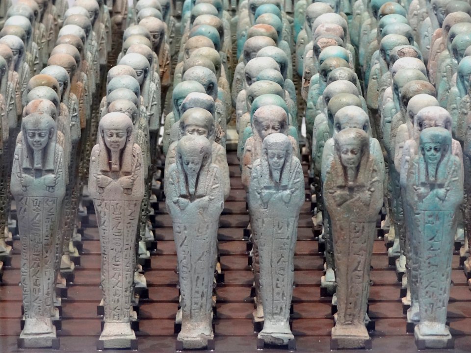 Troupe de serviteurs funéraires (ouchebtis) au nom de Nefe…