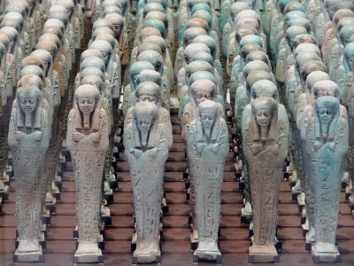Troupe de serviteurs funéraires (ouchebtis) au nom de Nefe…