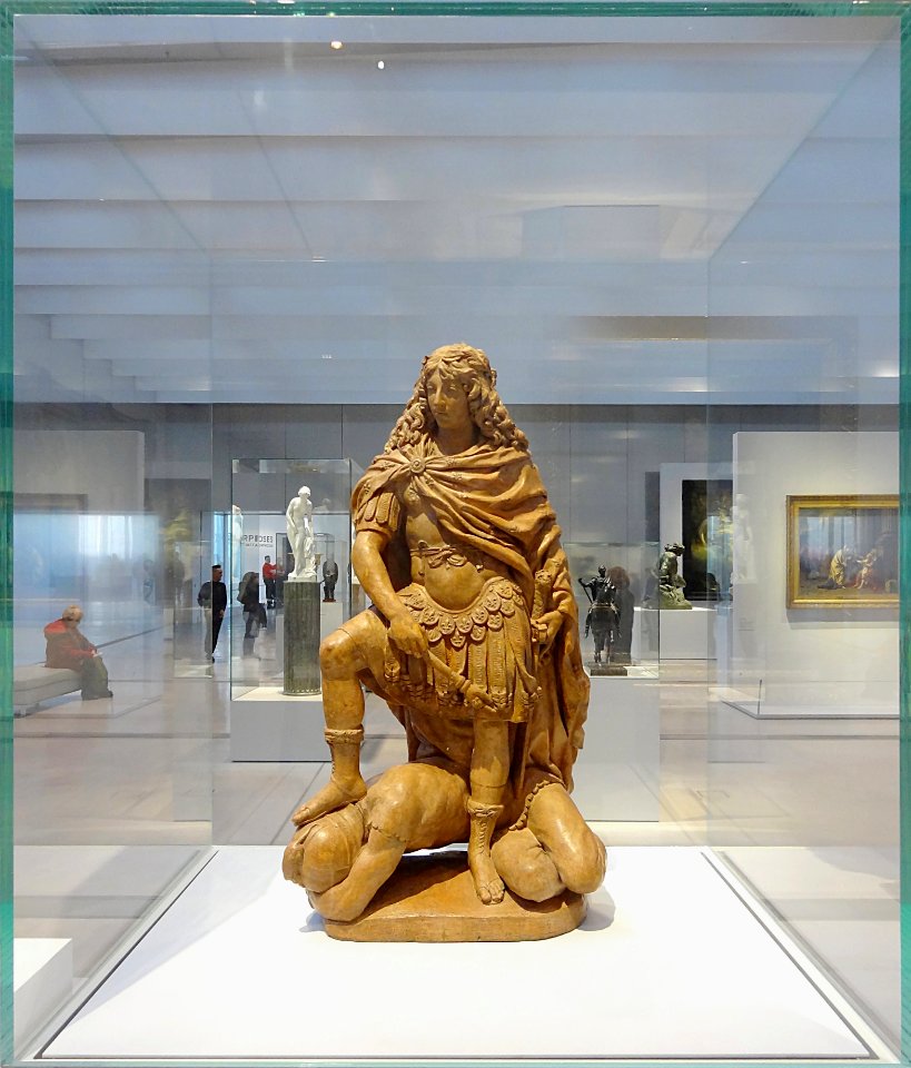 La Galerie du temps du Louvre Lens vue à travers ses vitri…