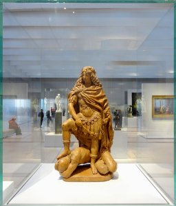 La Galerie du temps du Louvre Lens vue à travers ses vitri…