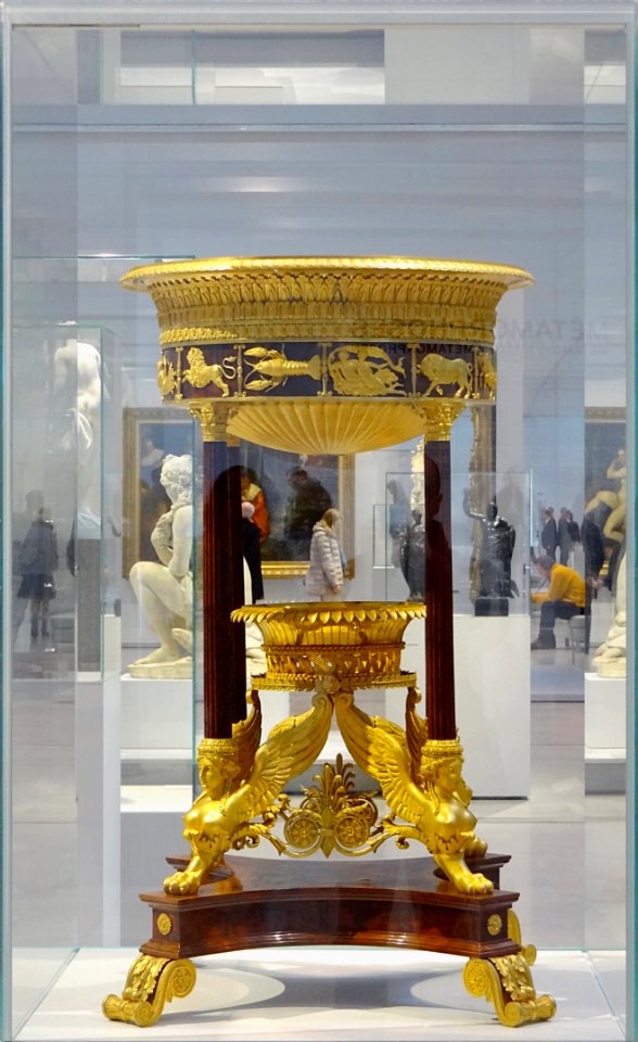 La Galerie du temps du Louvre Lens vue à travers ses vitri…