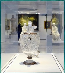 La Galerie du temps du Louvre Lens vue à travers ses vitri…