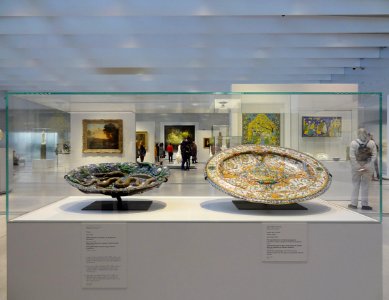 La Galerie du temps du Louvre Lens vue à travers ses vitri…