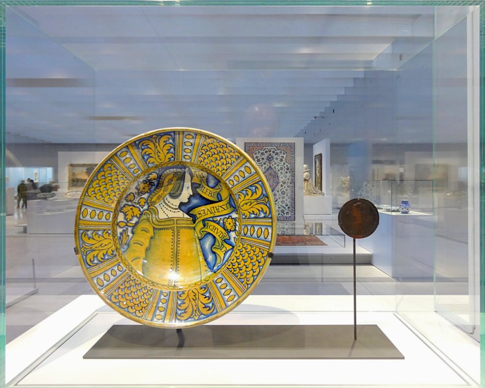 La Galerie du temps du Louvre Lens vue à travers ses vitri…