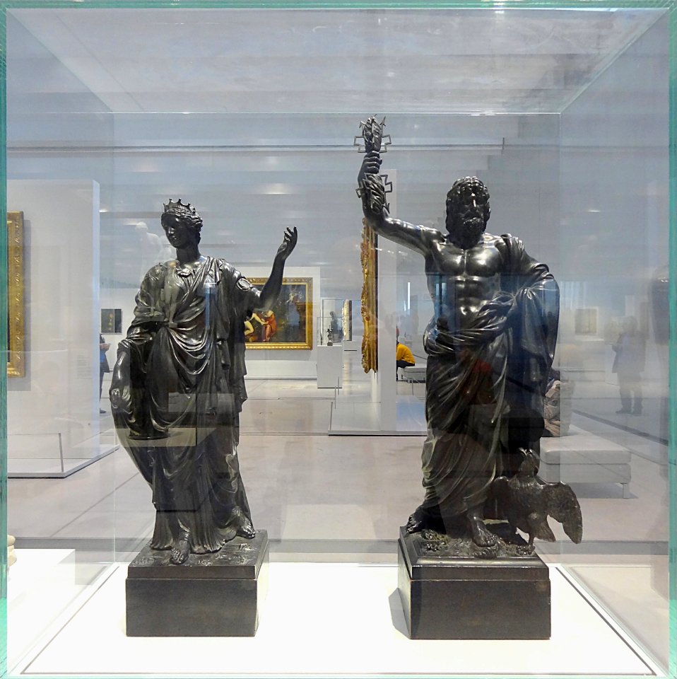 La Galerie du temps du Louvre Lens vue à travers ses vitri…