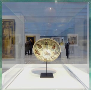 La Galerie du temps du Louvre Lens vue à travers ses vitri…