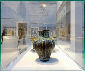 La Galerie du temps du Louvre Lens vue à travers ses vitri…