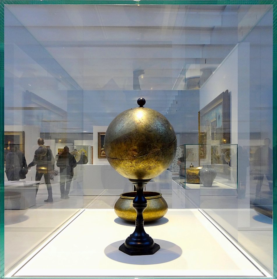 La Galerie du temps du Louvre Lens vue à travers ses vitri…