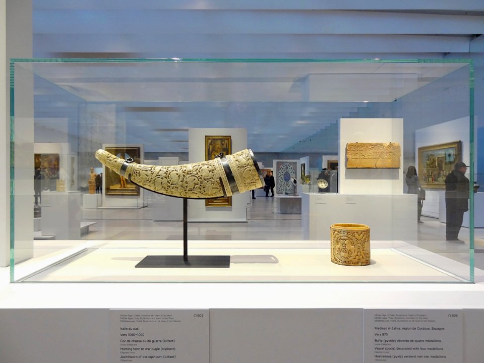 La Galerie du temps du Louvre Lens vue à travers ses vitri…