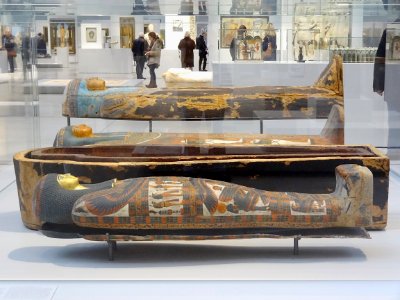 La Galerie du temps du Louvre Lens vue à travers ses vitri…